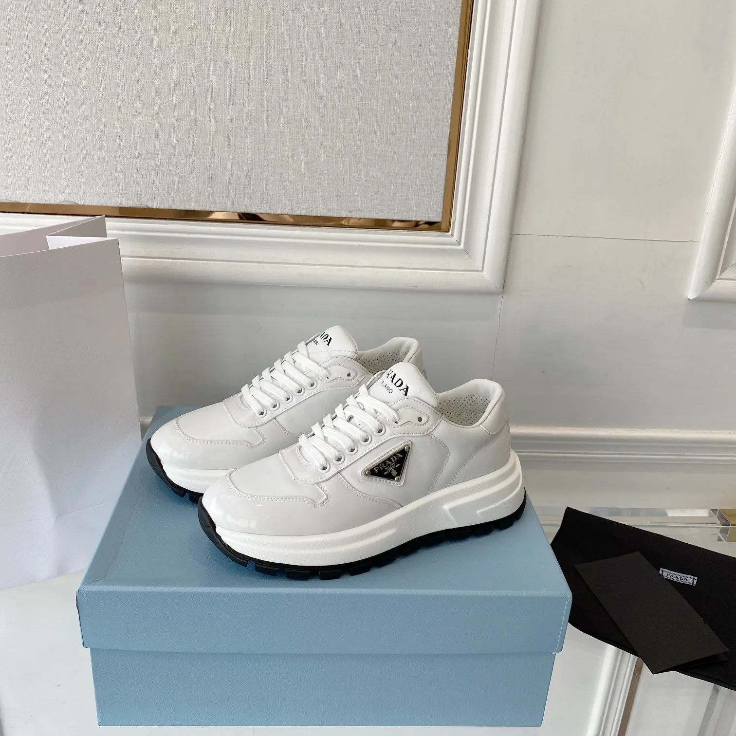 👟👟Ex-factory price 580👟👟 PRADA ²⁰²4 𝐬𝐬Prada’s new product comes with strength! ❣️Many Internet celebrities have the same style, fashionable and versatile nice items, original shoes are developed and purchased from Italian counters, and are reproduced 1:1 according to the original taste. This year’s theme is not to be defined, embodying texture through simplicity💛From thick-soled sneakers to zigzag short boots to 2024 flat shoes, everything reveals a sure-fire momentum...combining gentleness and handsomeness, the finishing touch for women❤️ The top-grade open-edge beaded cowhide with imported cowhide triangle logo is consistent with the original version, the wear-resistant and ultra-light two-color outsole, and the sheepskin lining are breathable and comfortable. ⚛Size: Women's 34-40 ⚛Size: Men's 39-45 Original packaging accessories. ⚛